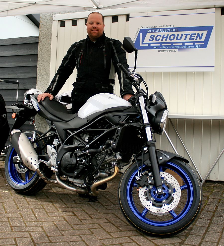 Duncan Schouten naast de Suzuki SV 650