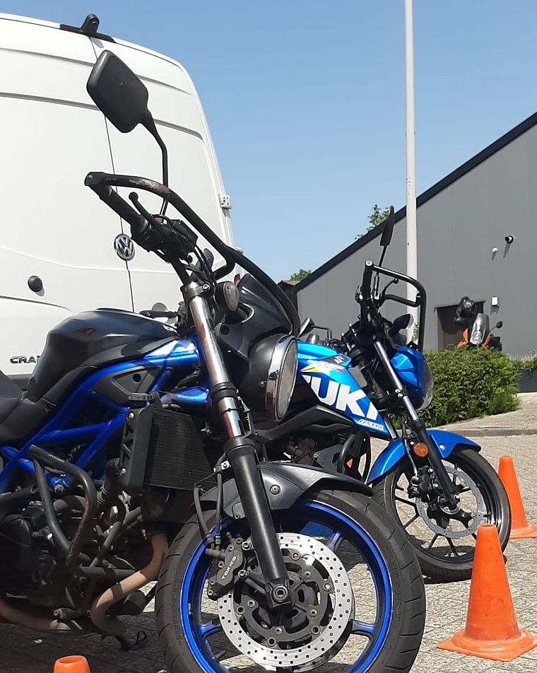 De lesmotoren, een SV 650 en een GSX-S 125, tussen de pionnen